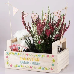 Holzkiste zu Ostern mit buntem Aufdruck