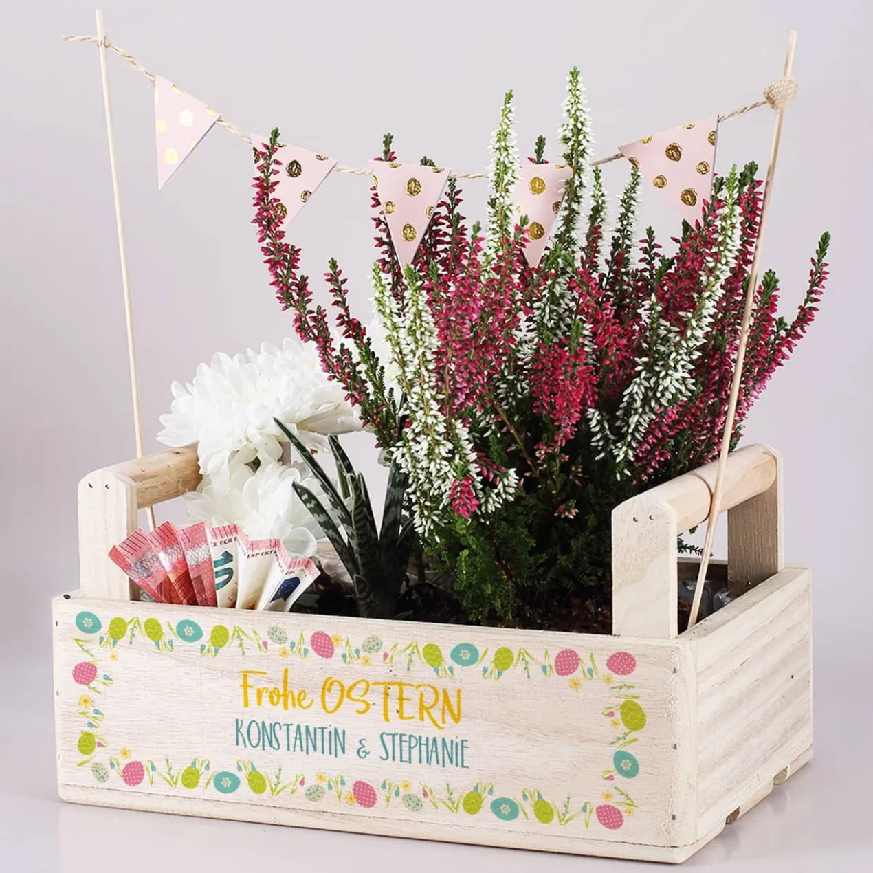 Holzkiste zu Ostern mit buntem Aufdruck