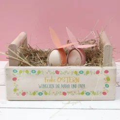 Holzkiste zu Ostern mit buntem Aufdruck