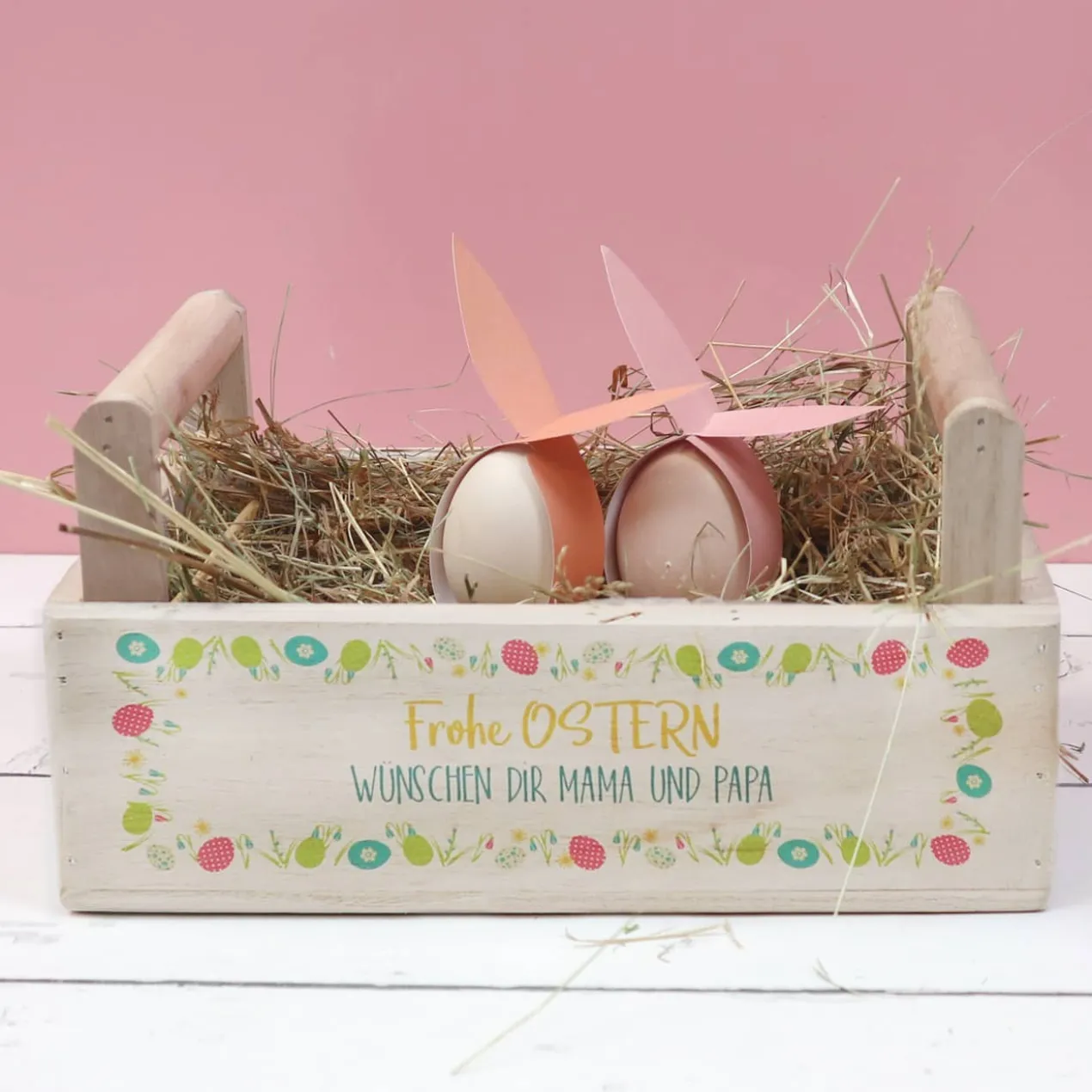 Holzkiste zu Ostern mit buntem Aufdruck