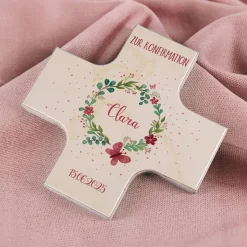 Holzkreuz mit Blütenkranz zur Taufe, Kommunion oder Konfirmation