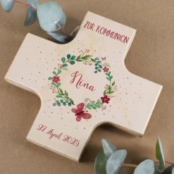 Holzkreuz mit Blütenkranz zur Taufe, Kommunion oder Konfirmation