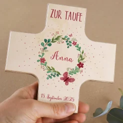 Holzkreuz mit Blütenkranz zur Taufe, Kommunion oder Konfirmation