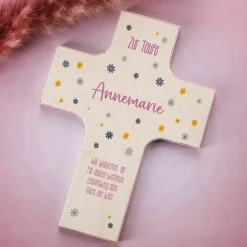 Holzkreuz mit individuellem Wunschtext und Blumenmotiv