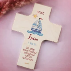 Holzkreuz mit Segelboot und Fischen - zur Taufe, Kommunion oder Konfirmation