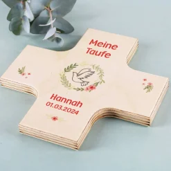 Holzkreuz zur Taufe oder Kommunion mit Namen, Datum und Anlass