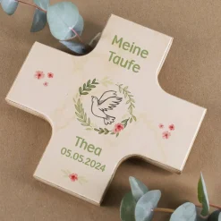 Holzkreuz zur Taufe oder Kommunion mit Namen, Datum und Anlass