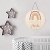 Holzschild mit Regenbogenmotiv und Name für Mädchen