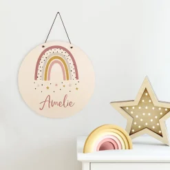 Holzschild mit Regenbogenmotiv und Name für Mädchen