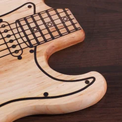 Holzschneidebrett mit Gravur Name und Geburtsjahr - Gitarre