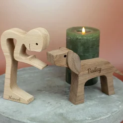 Holzskulptur Herrchen mit Hund – personalisiert mit zwei Namen | Geschenk für Hundebesitzer