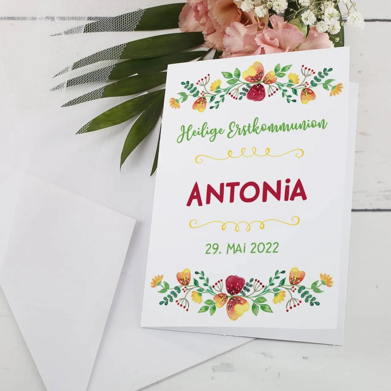 Individuell bedruckte Klappkarte zur Kommunion, Konfirmation oder Taufe mit hübschem Blumenkranz