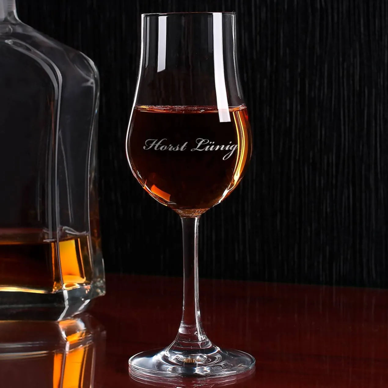 Individuelles Whiskyglas mit Stiel und Wunschnamen