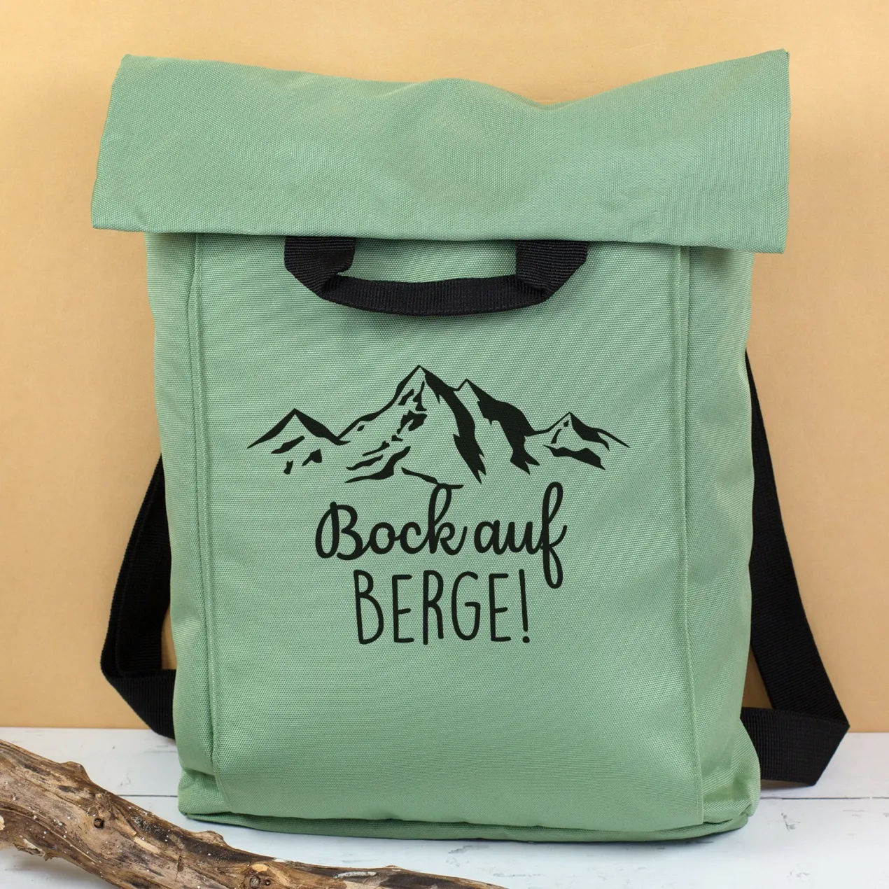 2-in-1 Rucksack & Tasche personalisiert mit Wunschtext | Geschenk mit Berg Motiv für Wandern & Urlaub