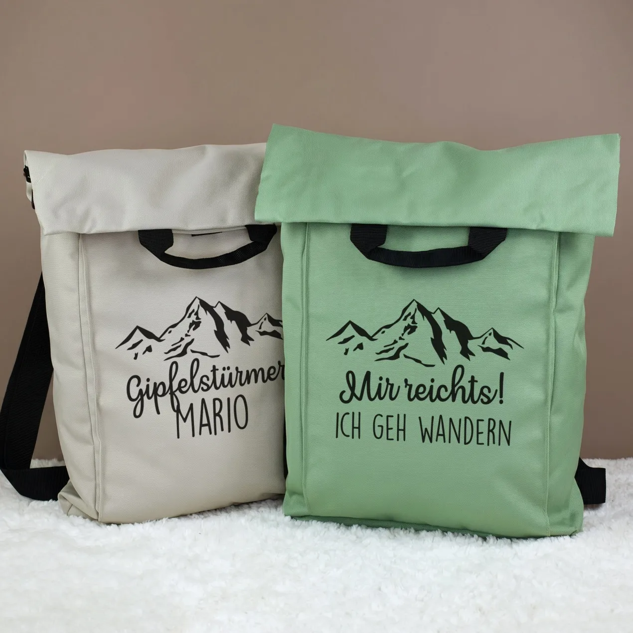 2-in-1 Rucksack & Tasche personalisiert mit Wunschtext | Geschenk mit Berg Motiv für Wandern & Urlaub