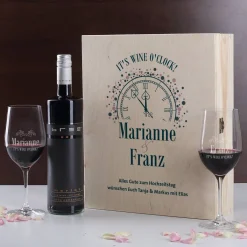 IT'S WINE O'CLOCK! Geschenkset - Weingläser und Flasche in persönlicher Holzbox