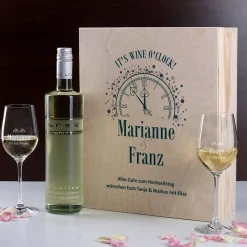 IT'S WINE O'CLOCK! Geschenkset - Weingläser und Flasche in persönlicher Holzbox