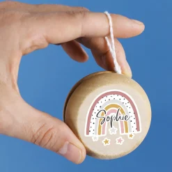 JoJo aus Holz im Retrodesign für Mädchen | Personalisiert mit Name und Regenbogen Motiv