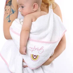 Kapuzenhandtuch für Mädchen mit Regenbogen-Motiv und Name bestickt