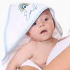 Kapuzenhandtuch mit Regenbogen-Motiv und Name bestickt in blau