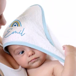 Kapuzenhandtuch mit Regenbogen-Motiv und Name bestickt in blau