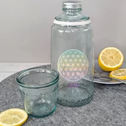 Karaffe mit Trinkglas personalisiert mit Wunschtext für Wellness und Bar | Lebensblumen Mandala