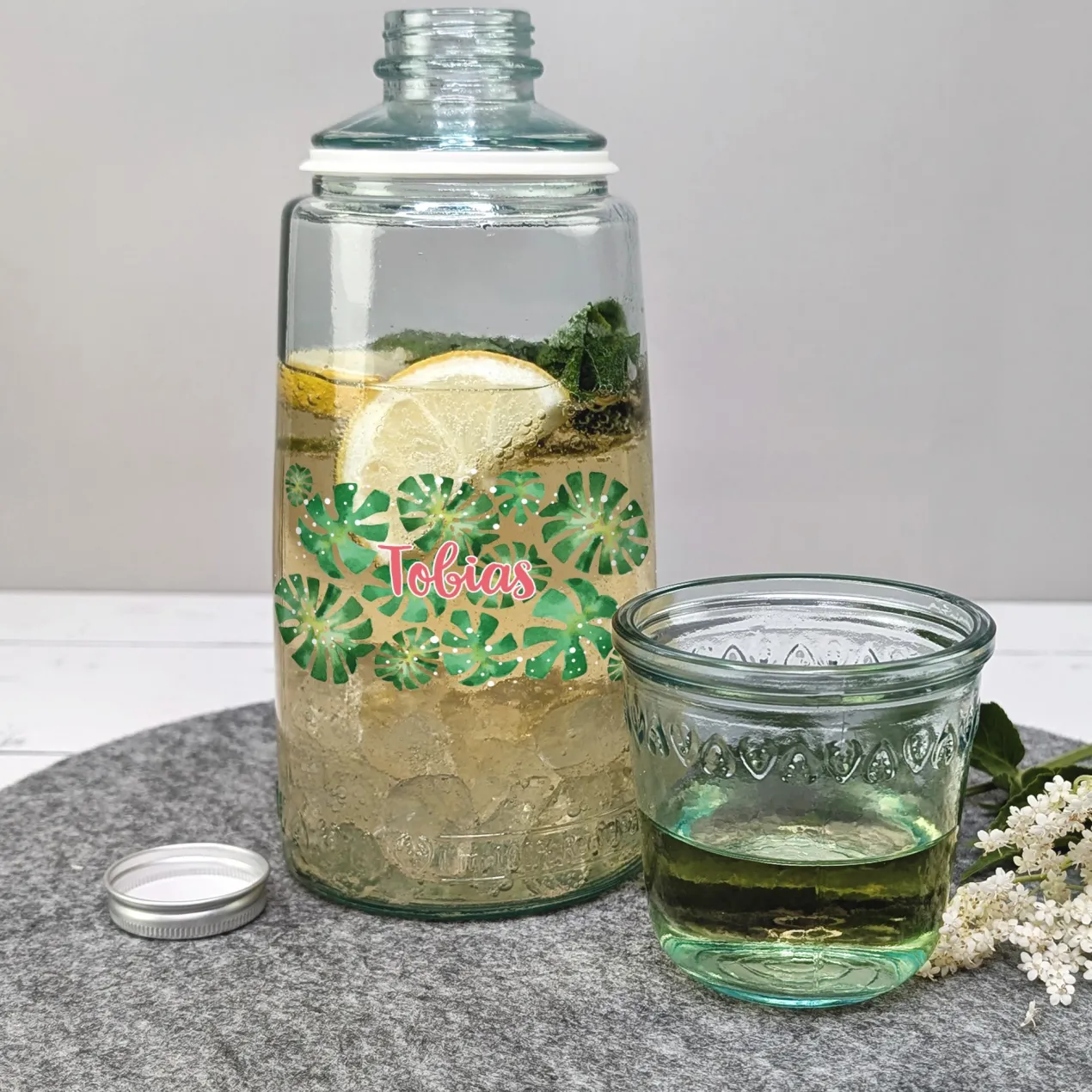 Karaffe mit Trinkglas personalisiert mit Name für Yoga & Wellness | Monstera-Motiv
