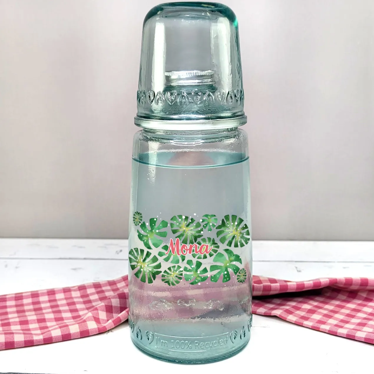 Karaffe mit Trinkglas personalisiert mit Name für Yoga & Wellness | Monstera-Motiv