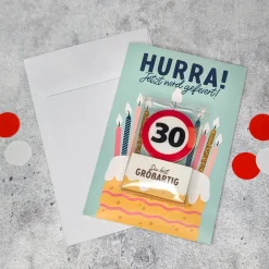 Karte zum Geburtstag mit Kerze in Verkehrszeichen-Design