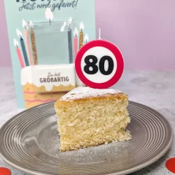 Karte zum Geburtstag mit Kerze in Verkehrszeichen-Design