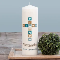 Kerze für religiöse Anlässe mit Name, Wunschtext sowie Kreuz in blau und braun, 25 x 8 cm