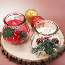 Kerze im Glas mit Weihnachtsdekoration - weiß oder rot