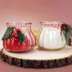 Kerze im Glas mit Weihnachtsdekoration - weiß oder rot