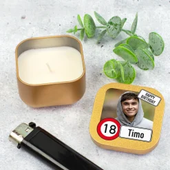 Kerze zum Geburtstag mit Foto, Name & Alter personalisiert | Mini Duftkerze im Verkehrszeichen Look
