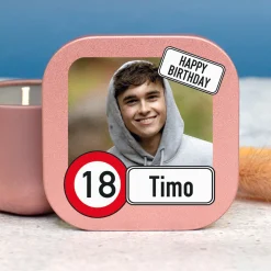 Kerze zum Geburtstag mit Foto, Name & Alter personalisiert | Mini Duftkerze im Verkehrszeichen Look