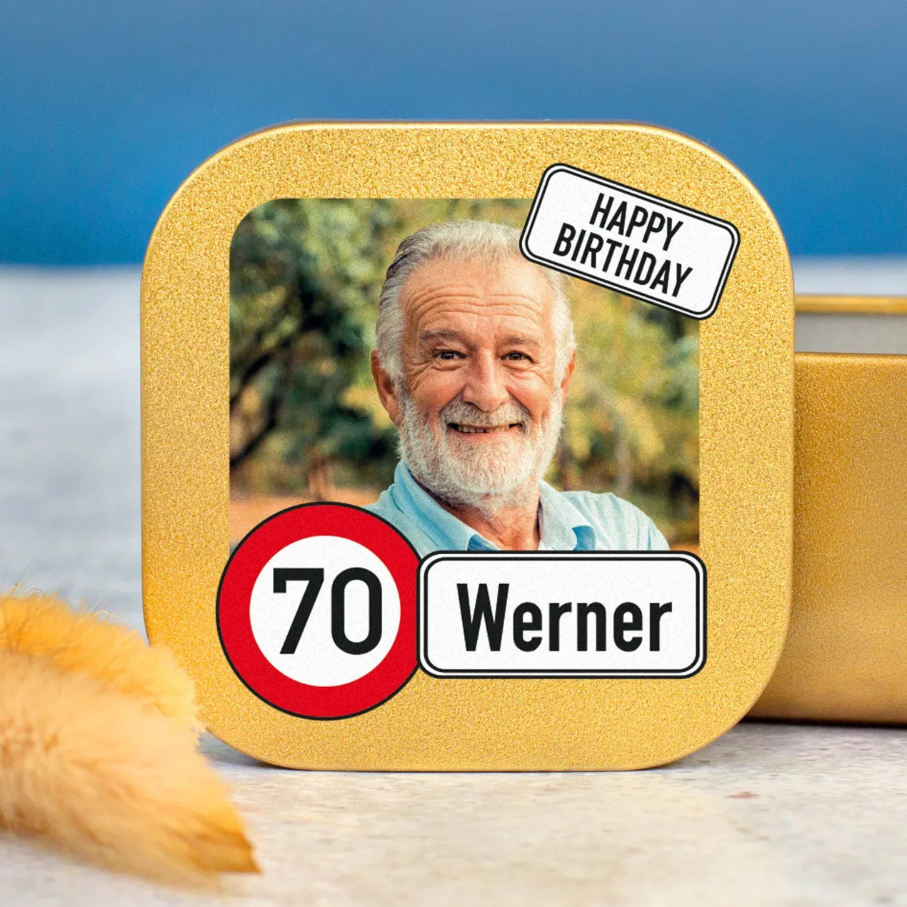 Kerze zum Geburtstag mit Foto, Name & Alter personalisiert | Mini Duftkerze im Verkehrszeichen Look
