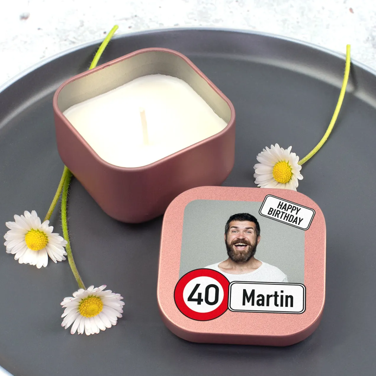 Kerze zum Geburtstag mit Foto, Name & Alter personalisiert | Mini Duftkerze im Verkehrszeichen Look