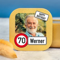 Kerze zum Geburtstag mit Foto, Name & Alter personalisiert | Mini Duftkerze im Verkehrszeichen Look