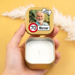 Kerze zum Geburtstag mit Foto, Name & Alter personalisiert | Mini Duftkerze im Verkehrszeichen Look