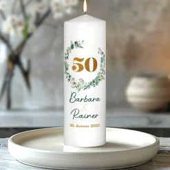 Kerze zur Goldenen Hochzeit mit Eukalyptuskranz, Namen & Datum