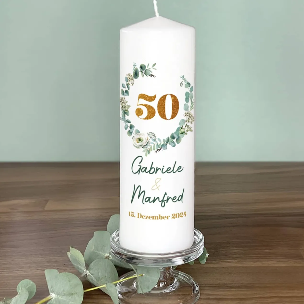 Kerze zur Goldenen Hochzeit mit Eukalyptuskranz, Namen & Datum