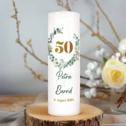 Kerze zur Goldenen Hochzeit mit Eukalyptuskranz, Namen & Datum