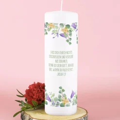 Kerze zur Taufe, Kommunion und Konfirmation mit lila Blumenmotiv