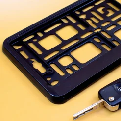 KFZ Kennzeichen Halter zum Geburtstag mit Verkehrszeichen Motiv | Personalisiert mit Name und Alter