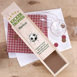 Kickertropfen - Flaschenverpackung aus Holz mit Name und Wunschtext für Fußballer