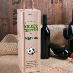 Kickertropfen - Flaschenverpackung aus Holz mit Name und Wunschtext für Fußballer
