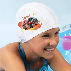 Kinderbadekappe mit Feuerwehrauto-Motiv und Name bedruckt