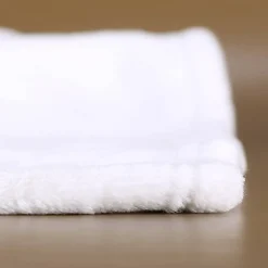 Kinder-Kuscheldecke mit Blättermotiv und Namensaufdruck