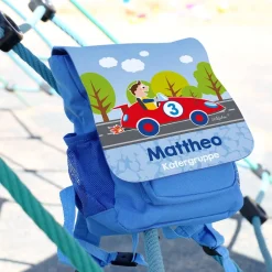 Kinderrucksack mit Rennauto, Name und Name der Kita-Gruppe