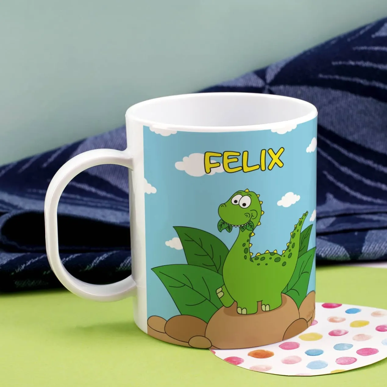 Kindertasse aus Kunststoff mit kleinem Dino und Ihrem Namen